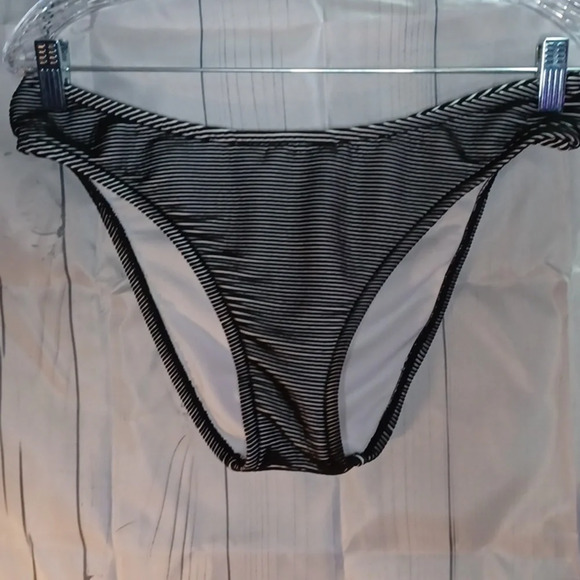 Shade & Shore 2 piece bikini - Picture 4 of 5